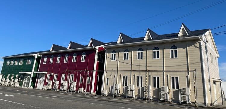 男性専用の宿舎が並ぶ建物の外観