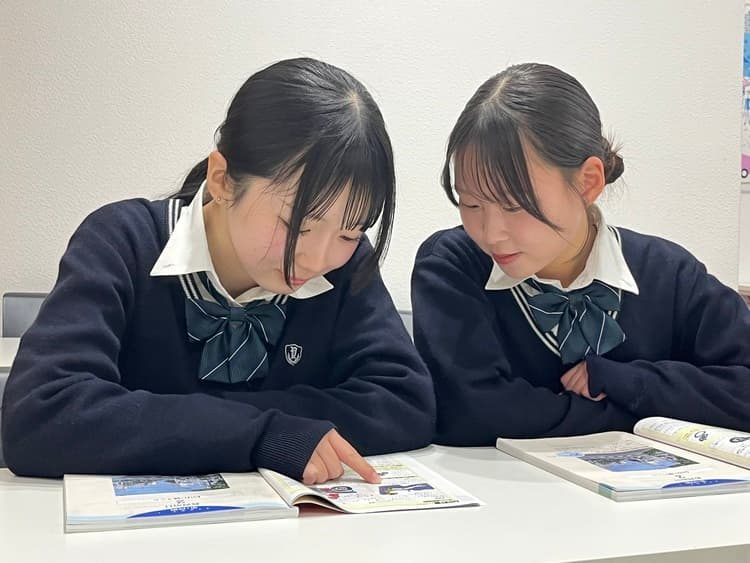教本を読む教習生