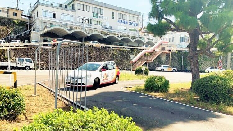 あたご自動車学校の教習車と校舎