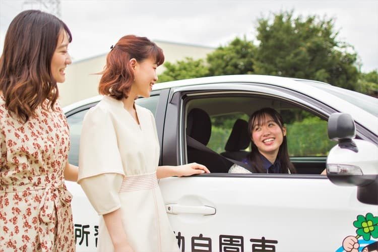 あずまえん自動車教習所の教習車と合宿生