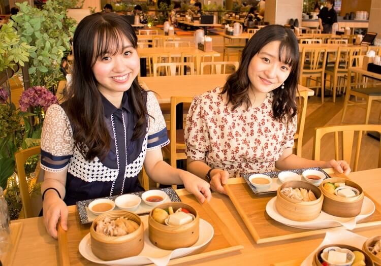 あずまえん自動車教習所の食堂で食事をする合宿生