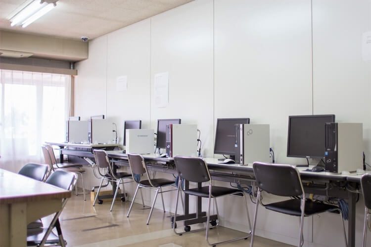 あずまえん自動車教習所の学科教室