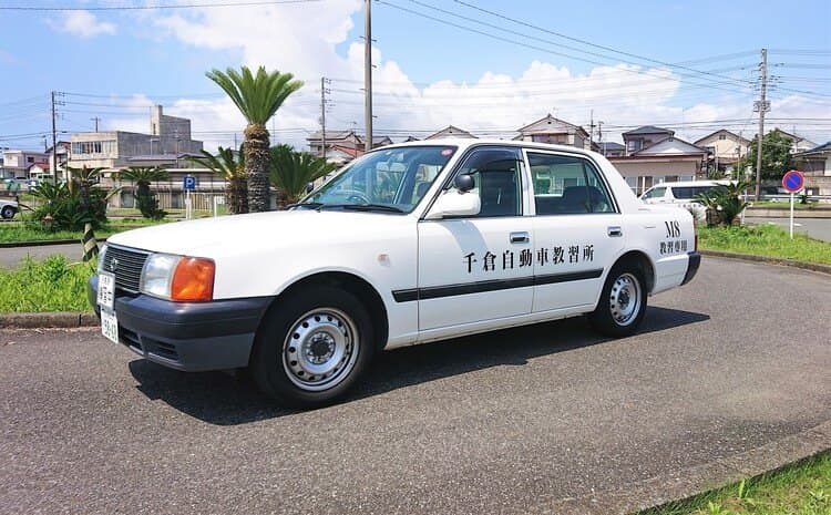 千倉自動車教習所の教習車とヤシの木