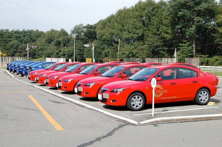 茅野自動車学校の赤と青の教習車