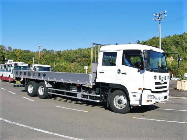 中濃自動車学校の大型教習車