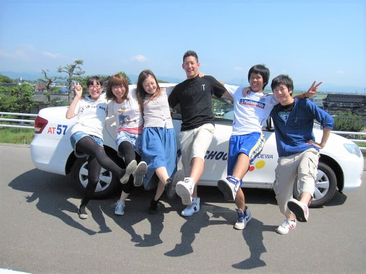 出羽自動車教習所の教習生と教習車