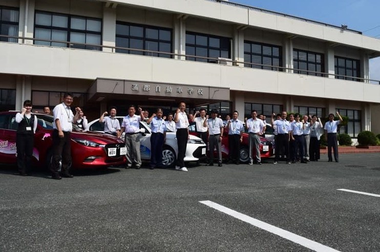 蒲郡自動車学校のスタッフと教習車