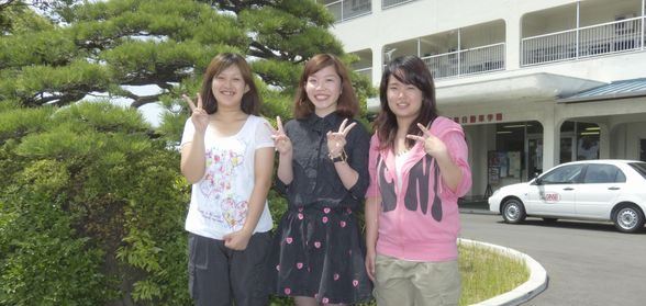 銀星自動車学園の校舎前の合宿生