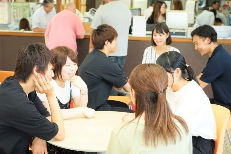 教習所の中で話す合宿生