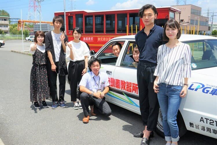 五井自動車教習所の合宿生と教習車