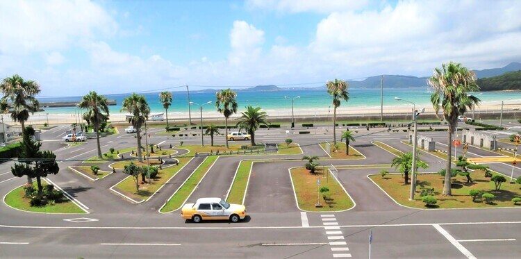 海の手前に広がる五島自動車学校の教習コース