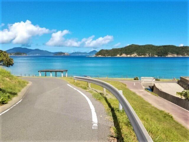 五島の海沿いの道