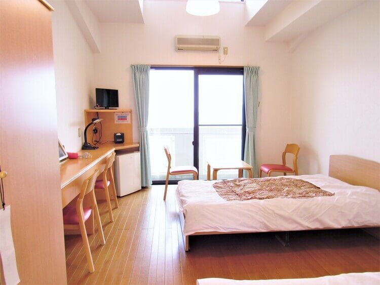 五島自動車学校の新寮の部屋とベランダ側の窓