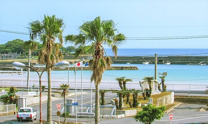 五島自動車学校の前の海沿いの道
