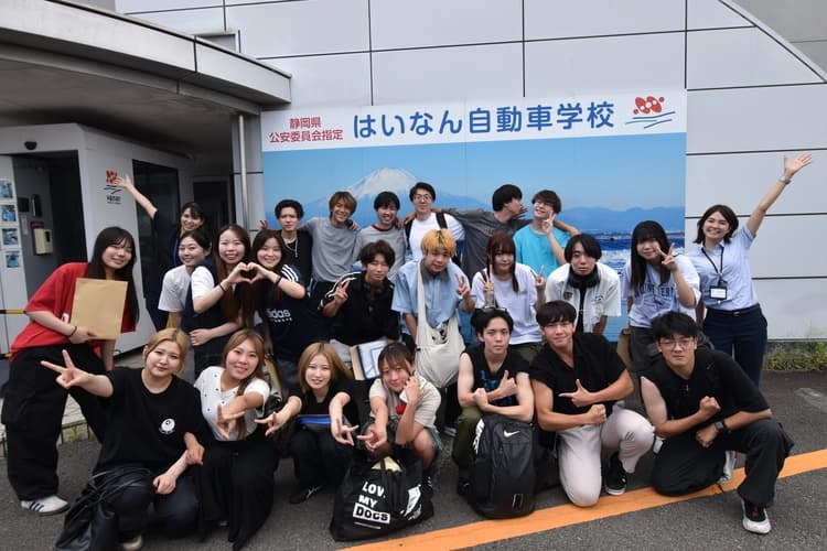 はいなん自動車学校の校舎の前で