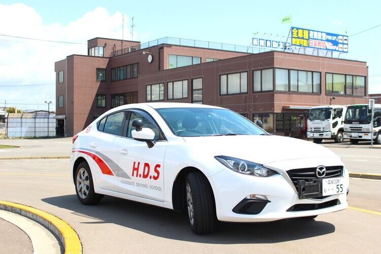 函館自動車学校の校舎と教習車