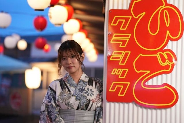 提灯とネオンの下の教習生