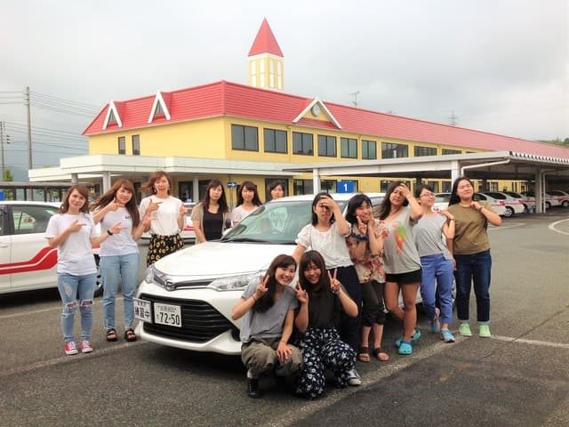イナバ自動車学校の校舎の前の教習生