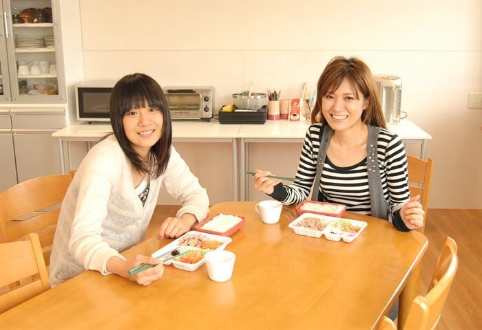 マリンポートの食堂で食事をする合宿生2人