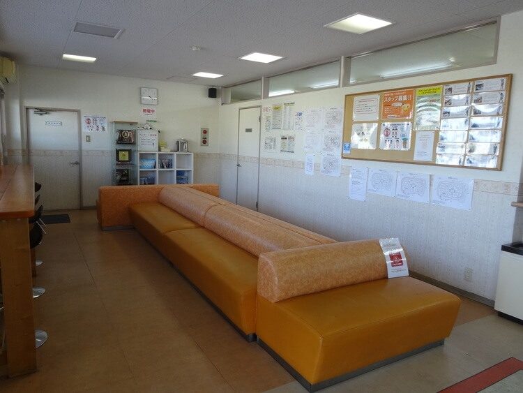 加東自動車教習所の校内のソファ
