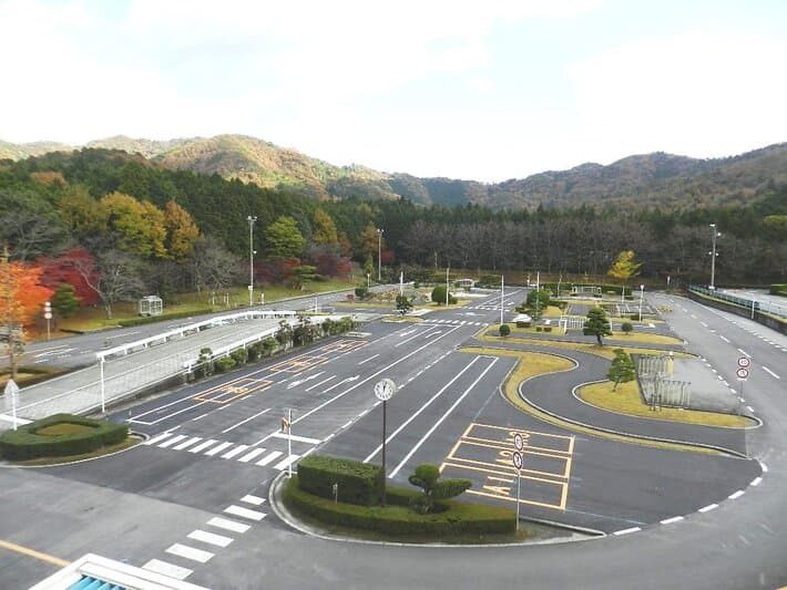 山に囲まれた教習コース