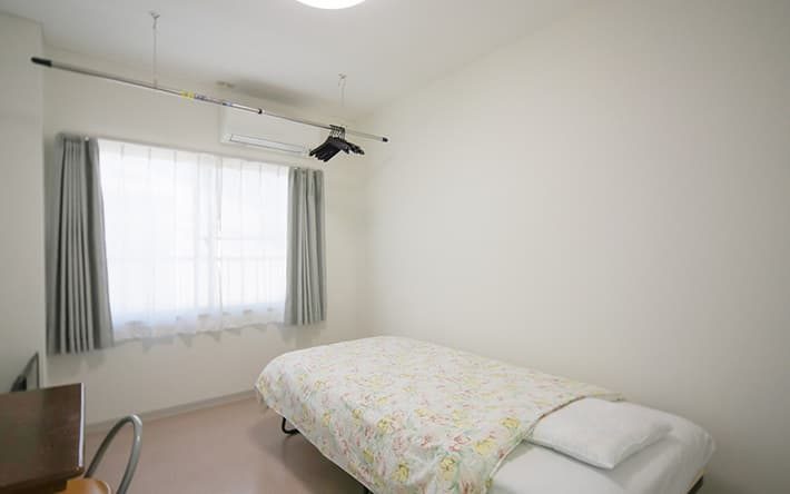 男子寮のシングルの部屋