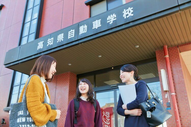 高知家・高知県自動車学校の校舎前の合宿生
