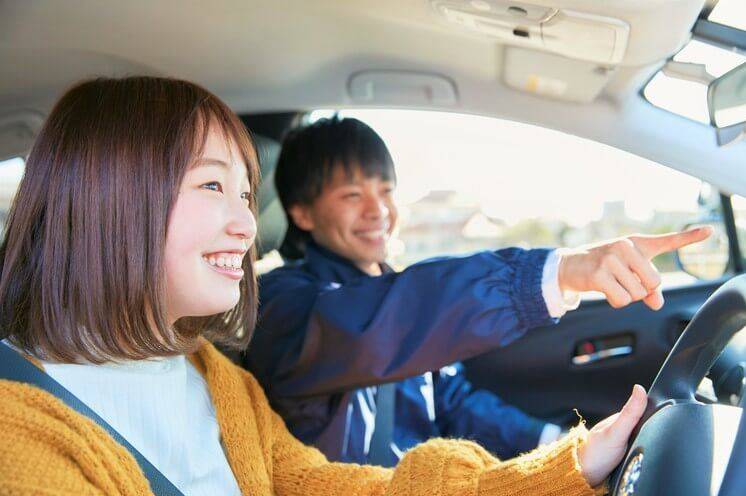 高知家・高知県自動車学校の教習車の中の合宿生と指導員
