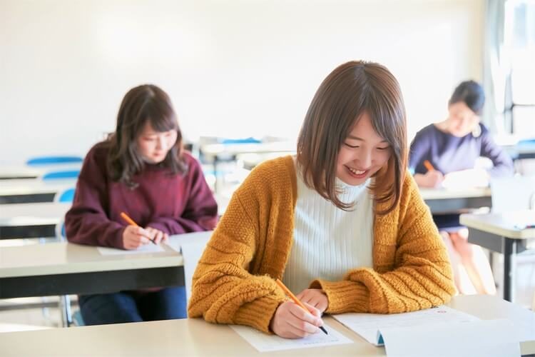 高知家・高知県自動車学校の学科の勉強をする合宿生