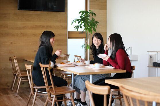 ロセウスの食堂で食事する合宿生