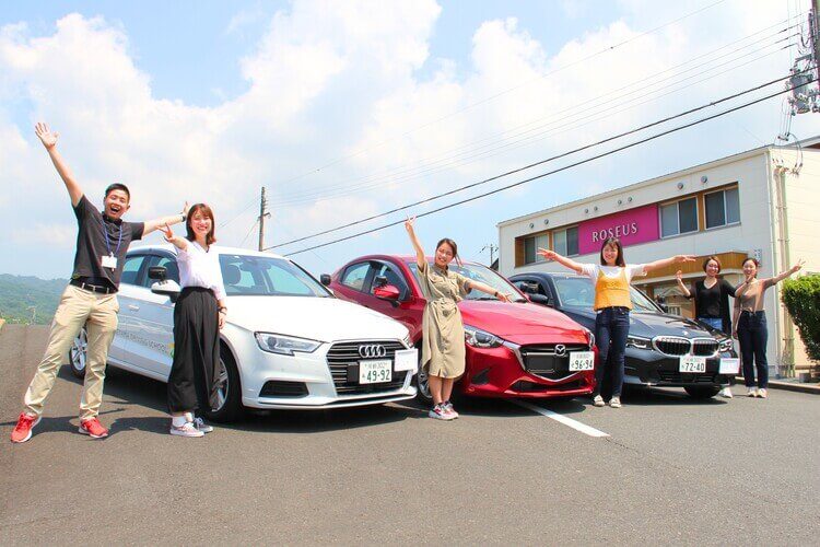 京都峰山ドライビングスクールの校舎前の教習車と合宿生