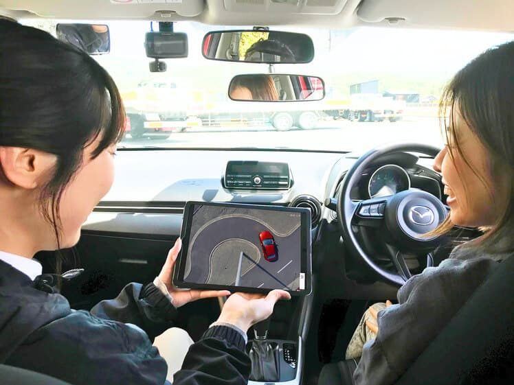 iPadでスカイカメラの映像を見る教習車の中