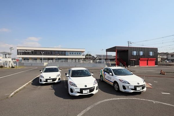 前橋天川自動車教習所の教習車と場内コース