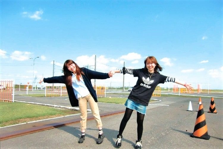 巻中央自動車学校の広い場内コース