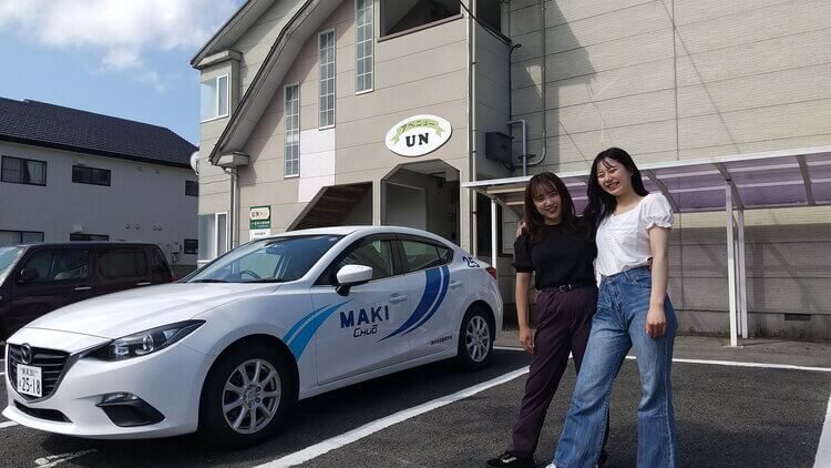 UNアベニューの外観と教習車