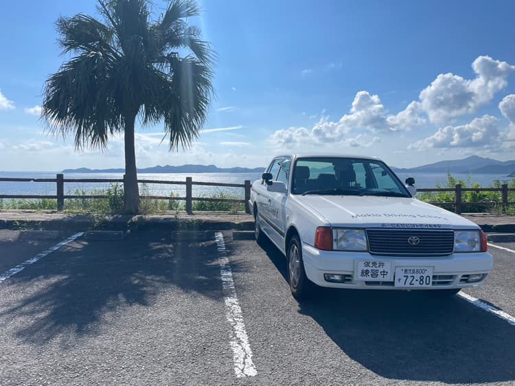 マキオドライビングスクールの教習車とコース
