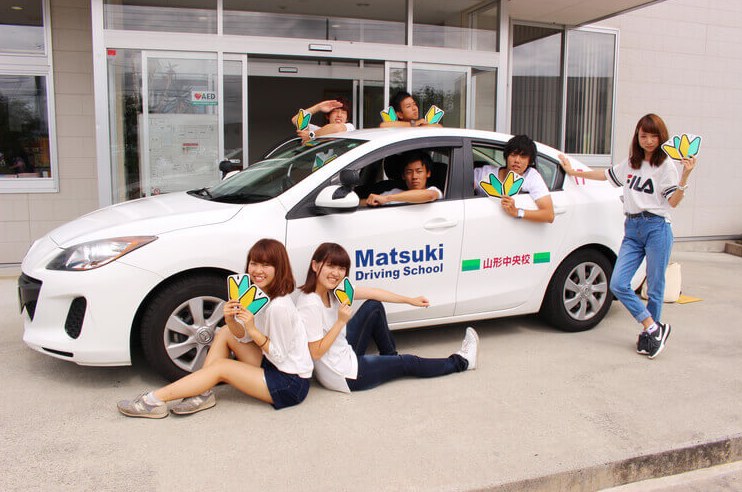マツキドライビングスクール山形中央校の教習車と教習生