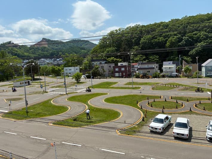 山のふもとにある教習コース