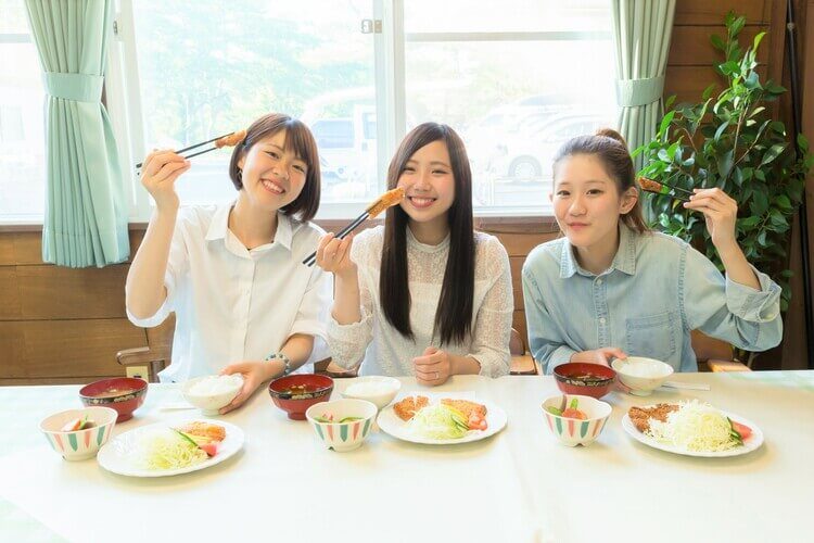 本宮自動車学校で食事をする合宿生