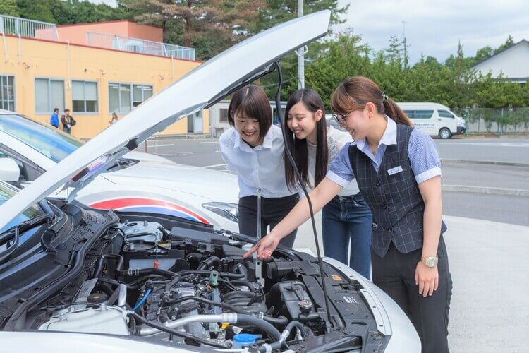 本宮自動車学校の技能教習（エンジンルームの点検）