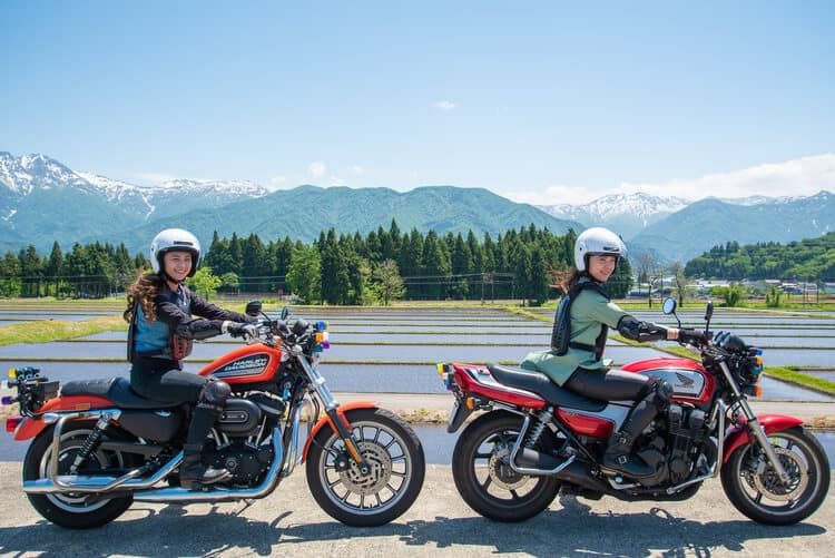 教習所のバイクと八海山