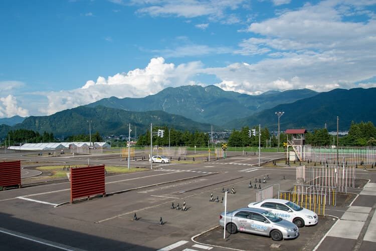 八海山が見える教習コース
