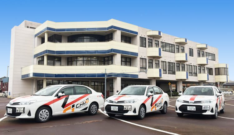 新潟中央自動車学校の校舎と教習車