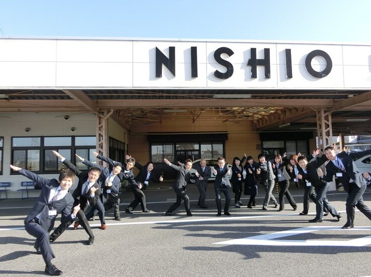 西尾自動車学校の入口とスタッフ