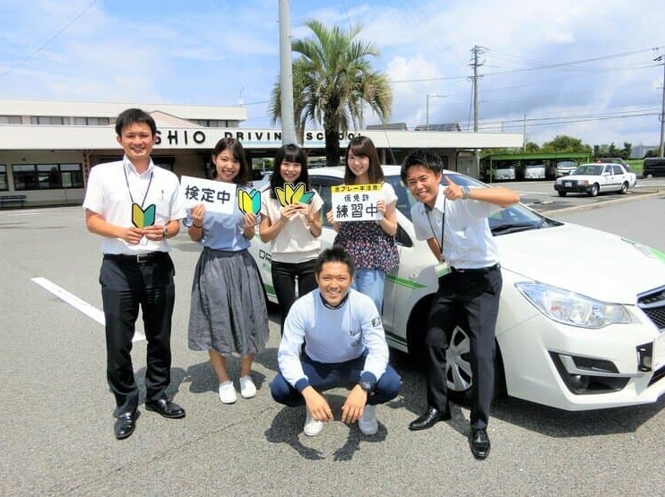 西尾自動車学校のスタッフと教習車