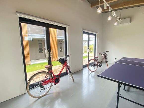 ななほしTERRACEの自転車と卓球台