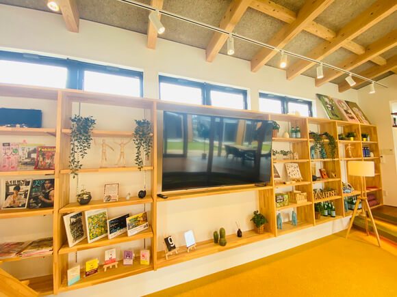 ななほしTERRACEのテレビとラウンジ