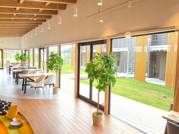 ななほしTERRACEの窓ぎわのテーブル席