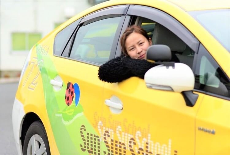 おんが自動車学校の黄色い教習車