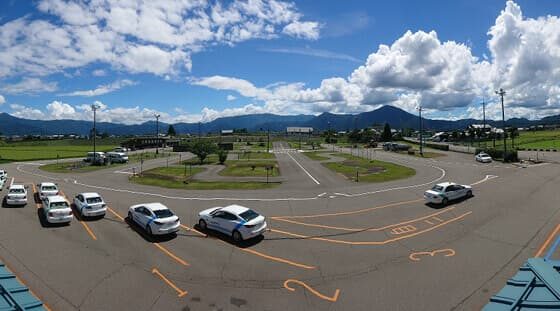 大野自動車学校の教習コースと山並み